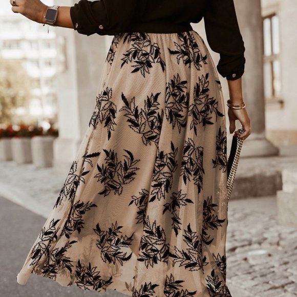 𝅺HIGH-WAISTED Maxi Skirt with Floral Embroidery - Picture 2 of 6